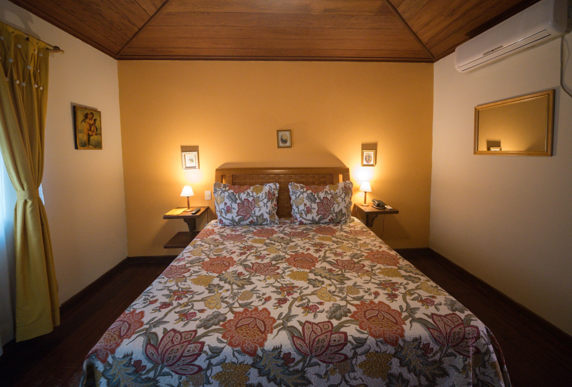 CHALÉS 24/25/26 E 27 COM VARANDA E VISTA PRA PISCINA